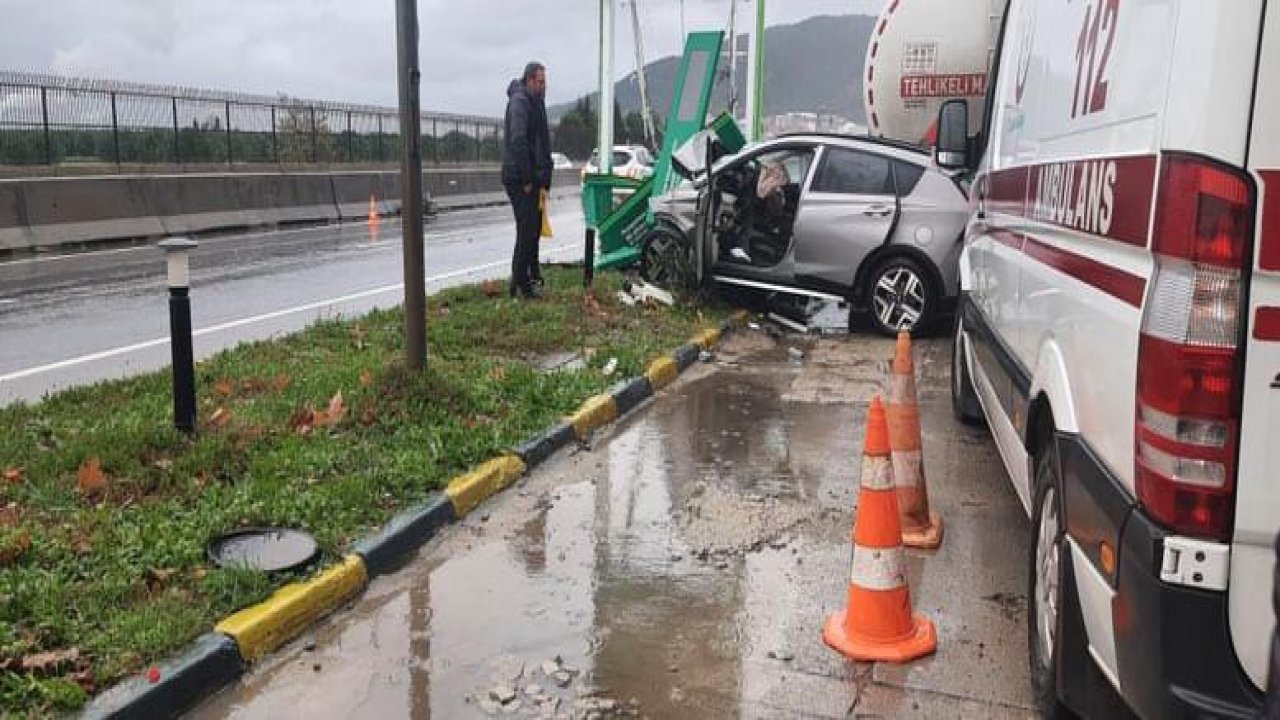 Akaryakıt istasyonunun tabelasına çarpan sürücü öldü