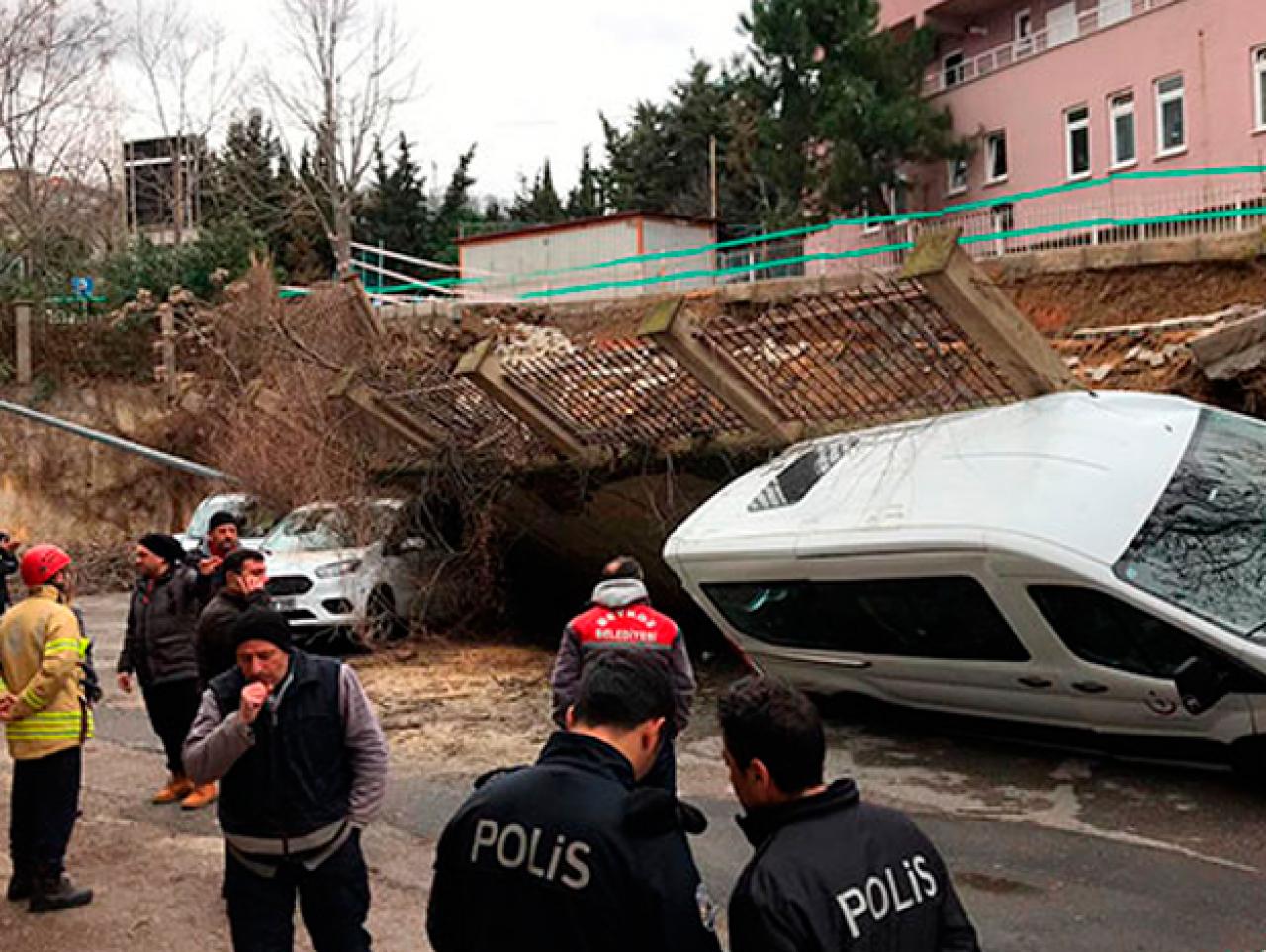 Beykoz'da istinat duvarı çöktü