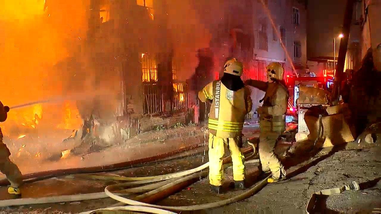 Beyoğlu'nda 2 katlı binada yangın çıktı