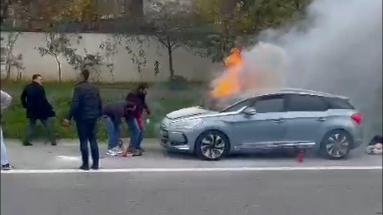 Seyir halindeki otomobil yandı, vatandaşlar seferber oldu