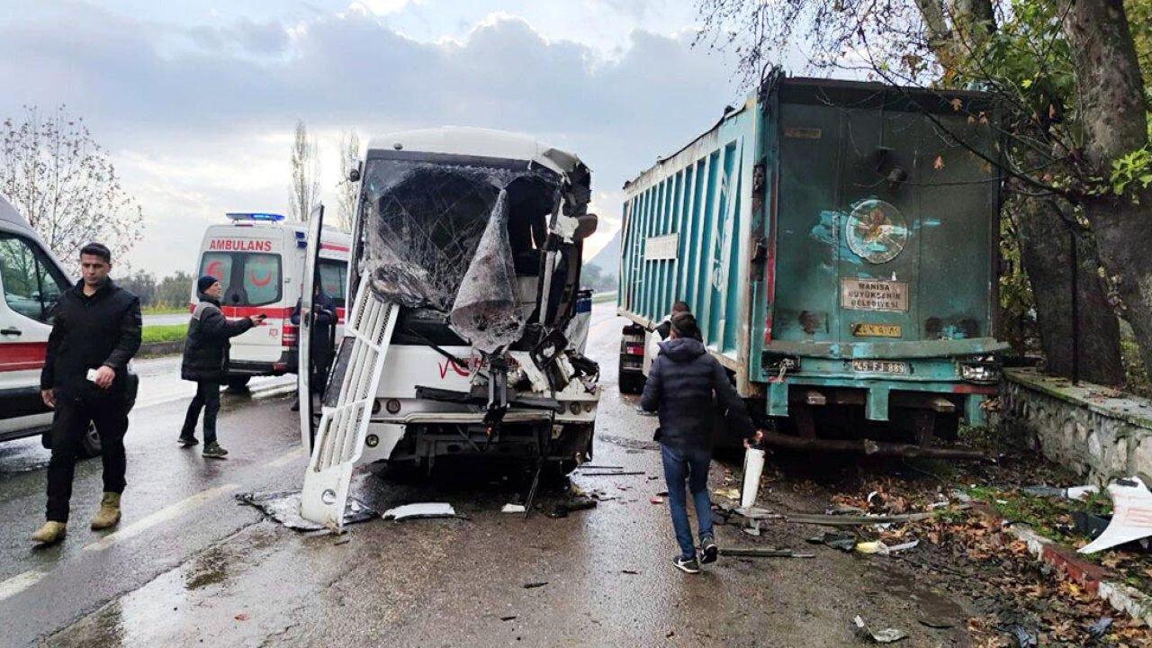 Servis midibüsü, çöp kamyonuna arkadan çarptı: Çok sayıda yaralı var