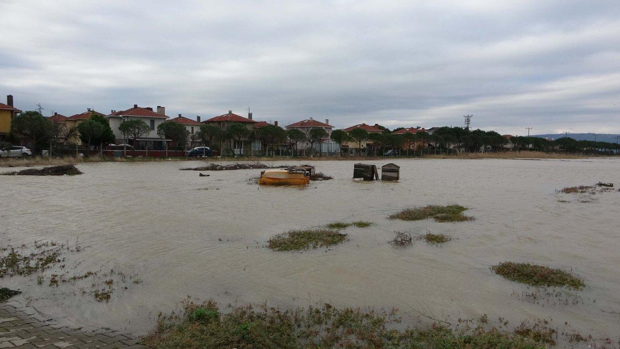 Yağmur sonrası çekilmeyen sular, zor anlar yaşattı