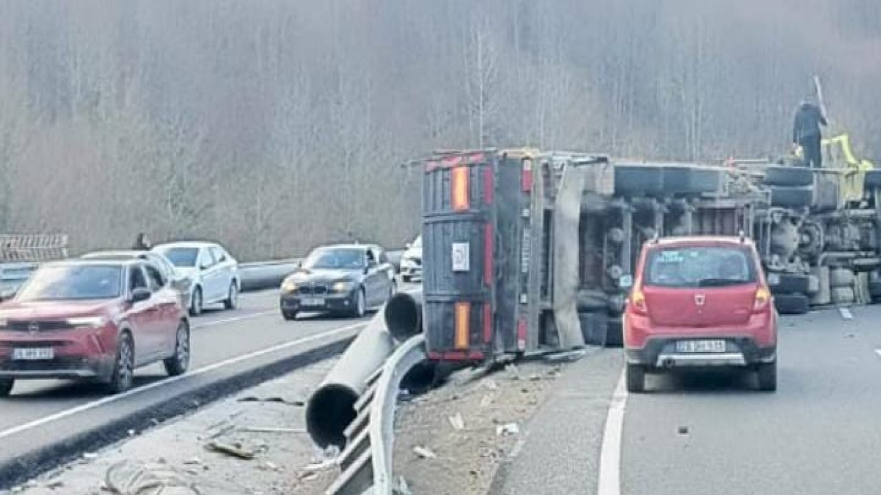 Boru yüklü TIR devrildi, sürücü araçta sıkıştı!