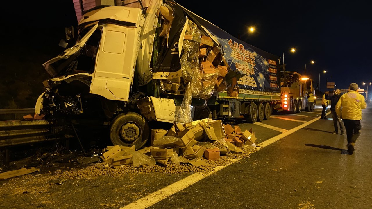 Kuruyemiş yüklü TIR bariyerlere çarptı: 1 yaralı