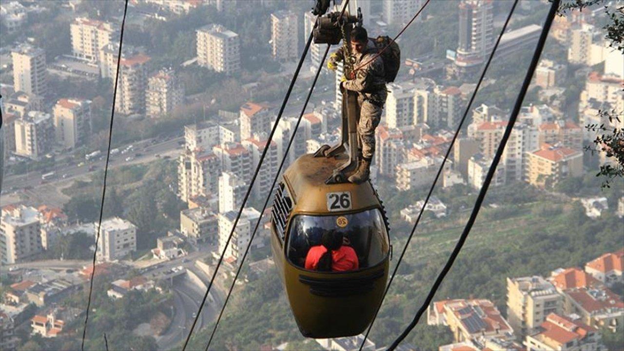 Metrelerce yükseklikte korku dolu anlar: Saatlerce teleferikte mahsur kaldı