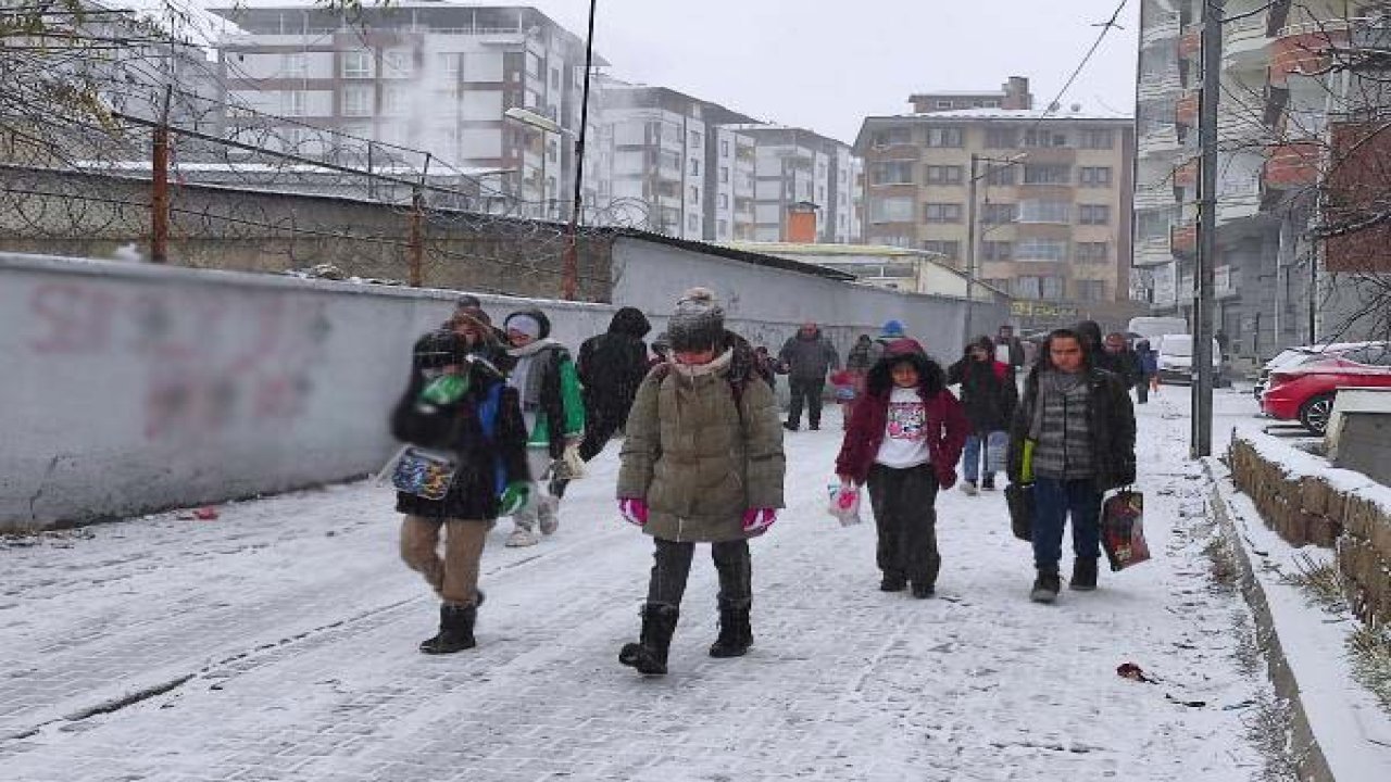 Van'ın 3 ilçesinde eğitime 'kar' engeli