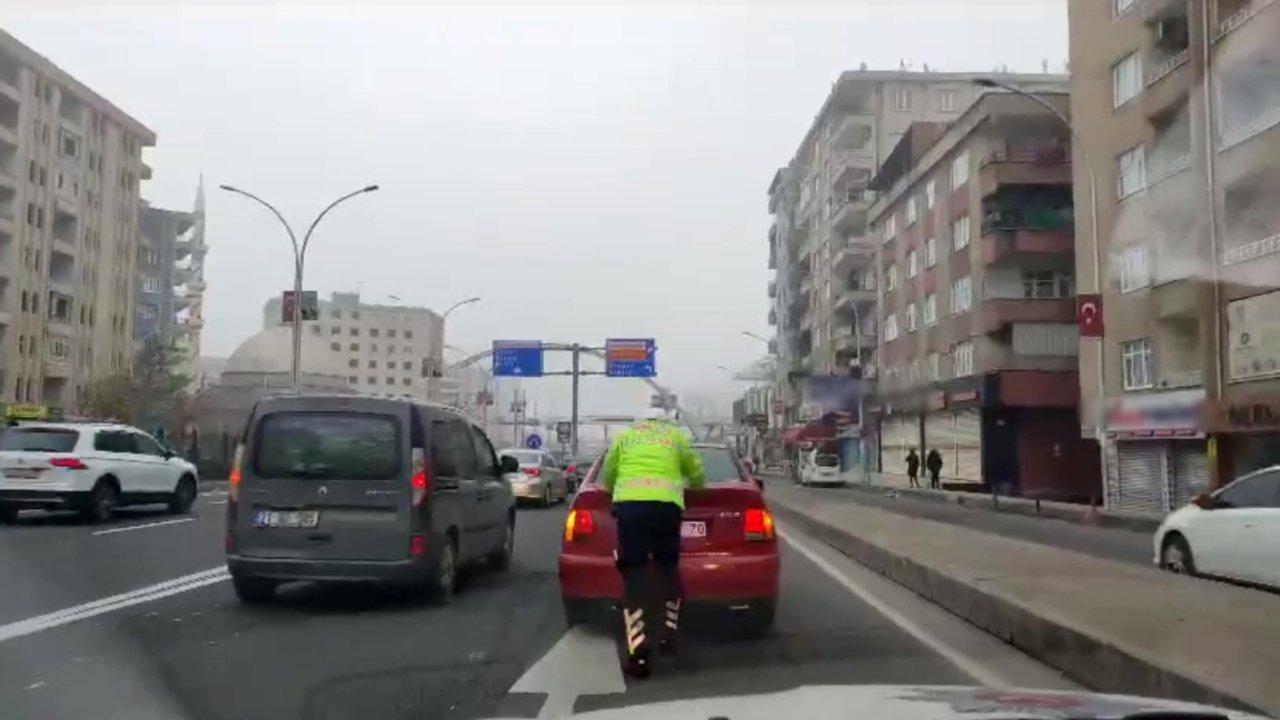 Yakıtı biten otomobil sürücüsünün imdadına trafik polisi yetişti: 2 kilometre itti