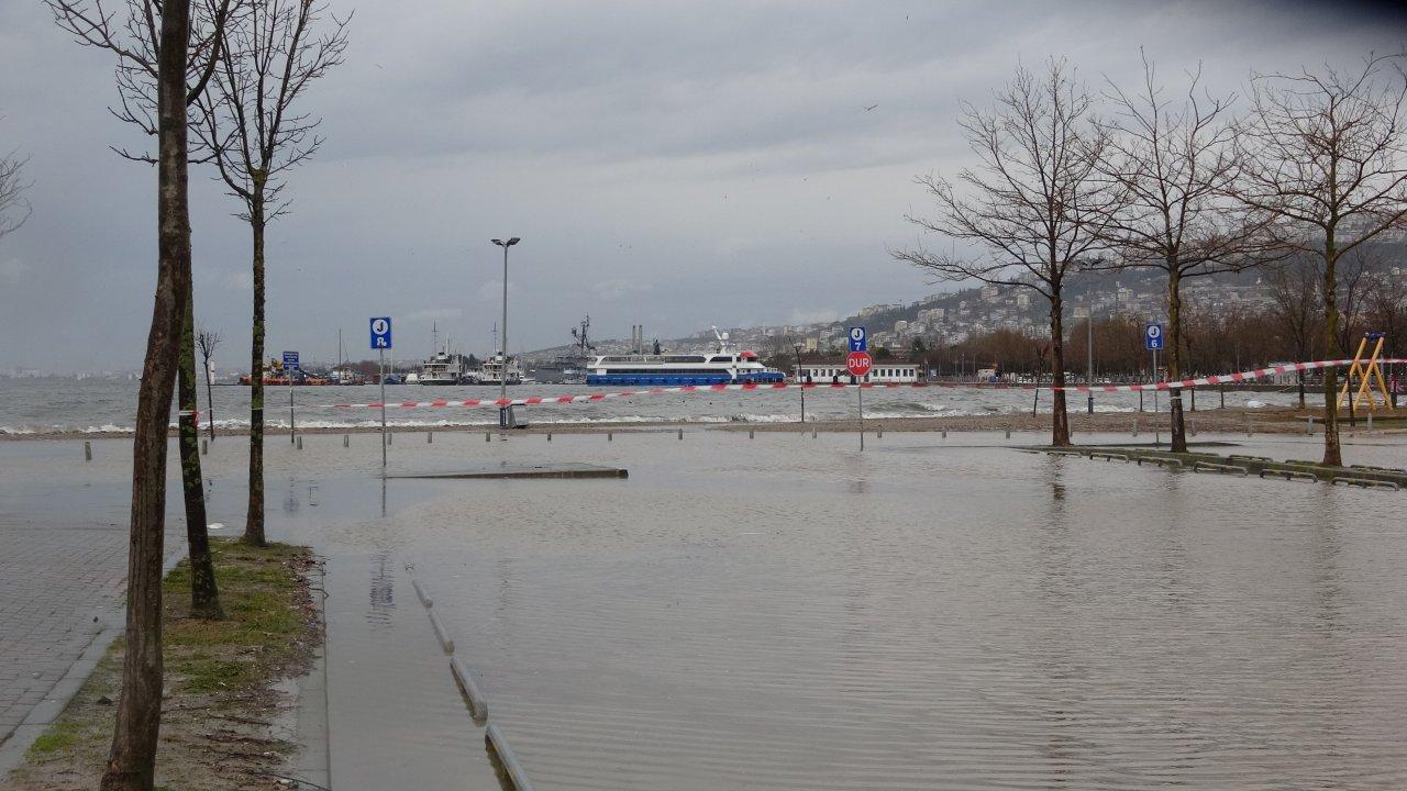 Kocaeli'de deniz taştı, yollar ve otoparklar su altında kaldı