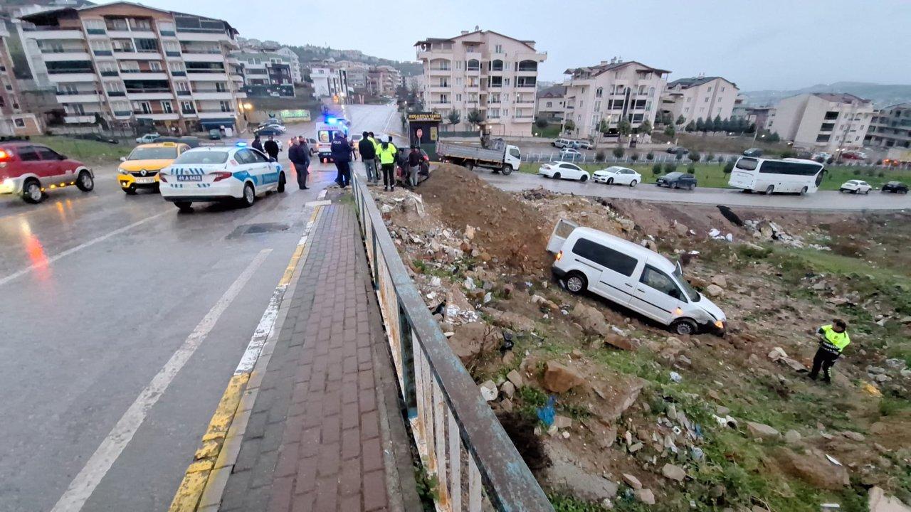 Sollama isterken kaza yaptı, toprak alana uçtu: 4 yaralı