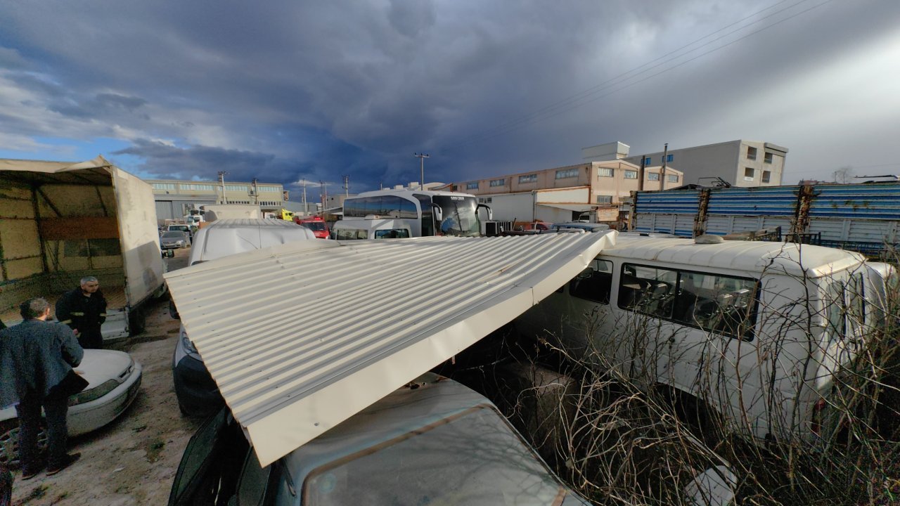 Yediemin otoparkına uçan çatı, araçlara zarar verdi!