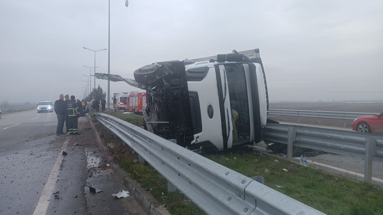 Lastiği patlayan kamyon kontrolden çıkarak devrildi, şoför yaralandı