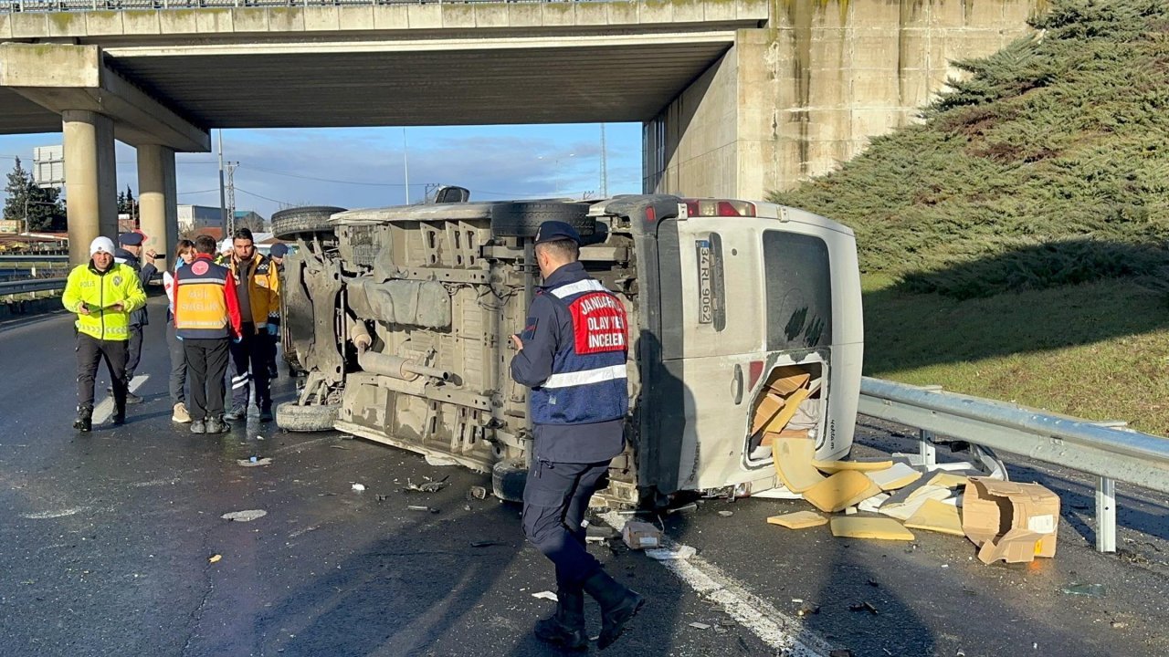 Bariyerlere çarpan minibüs devrildi: 1 ölü, 1 yaralı