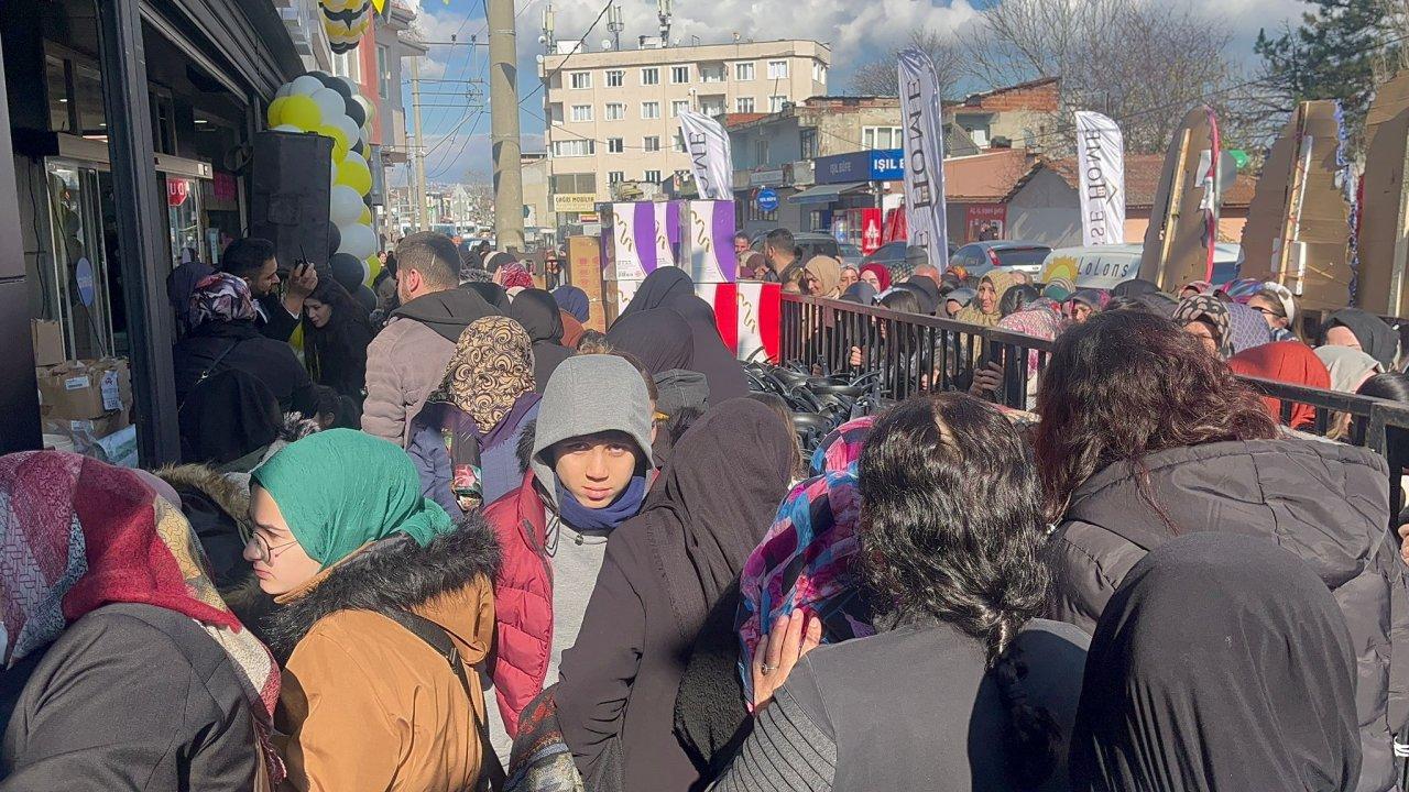 Mağaza açılışında izdiham: Uzun kuyruklar oluştu