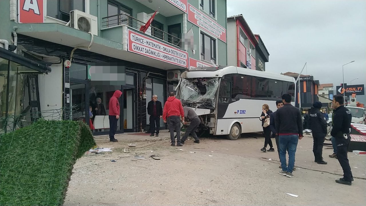 Sürücüsü rahatsızlanan servis midibüsü kaza yaptı!