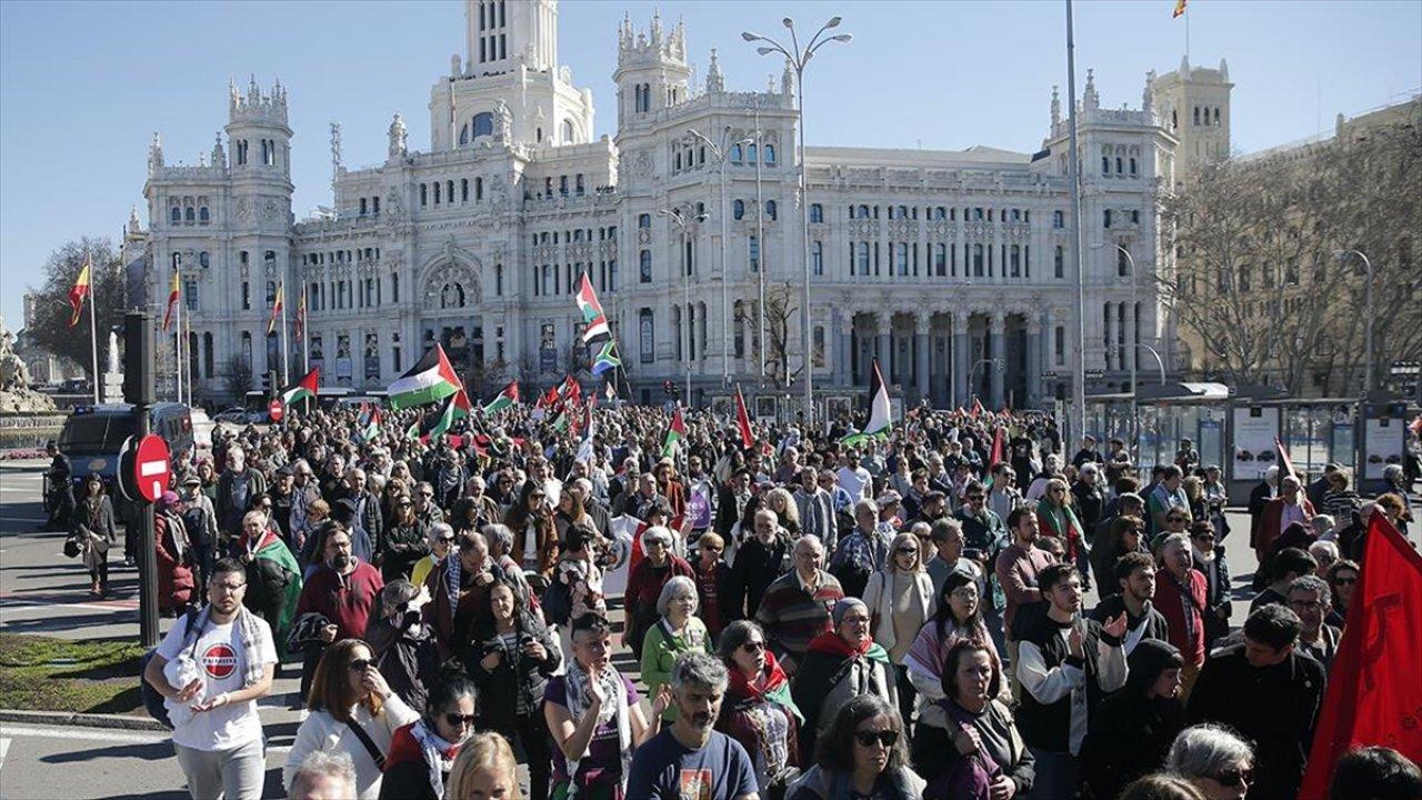 Binlerce kişi "Gazze'deki katliamın bitmesi" için yürüdü