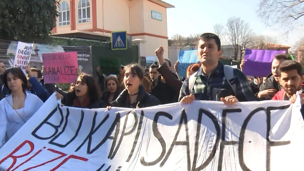 İstanbul Üniversitesi öğrencilerinden protesto