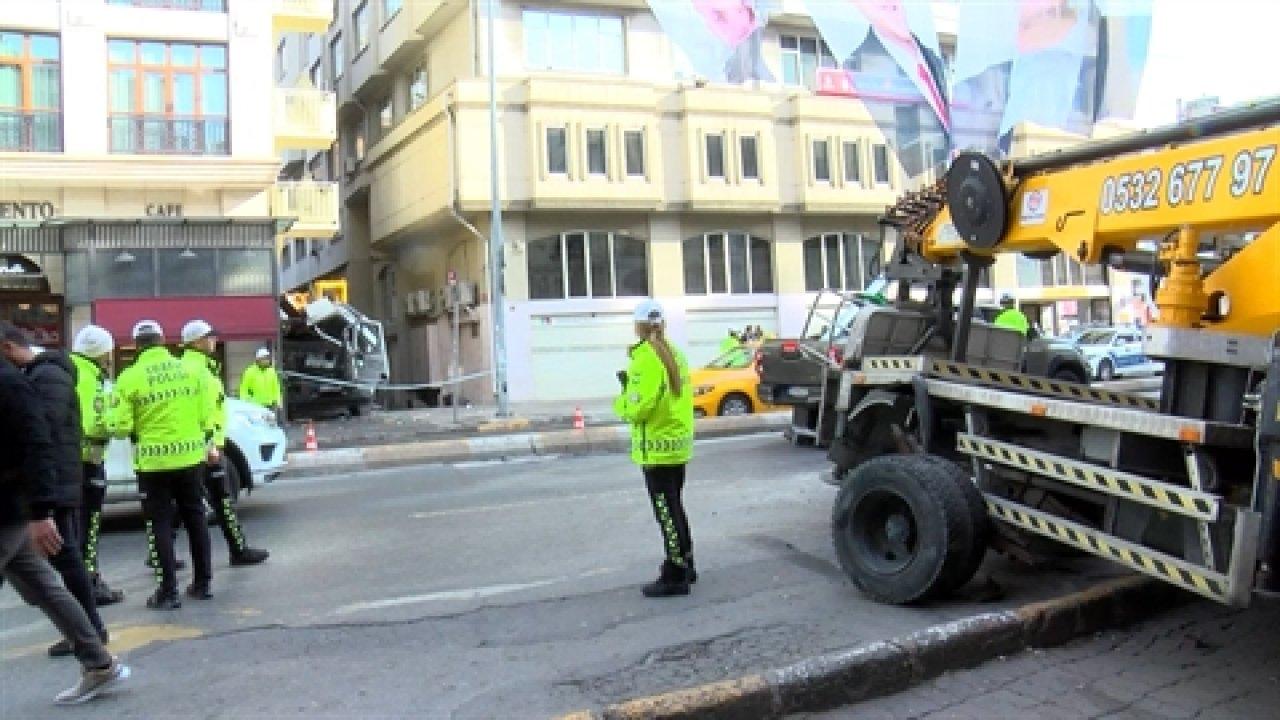 Beyoğlu'nda iki vinç kazaya karıştı