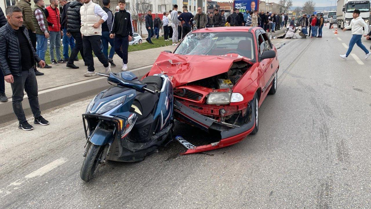 Motosiklet, otomobile saplandı: 1'i çocuk 3 yaralı