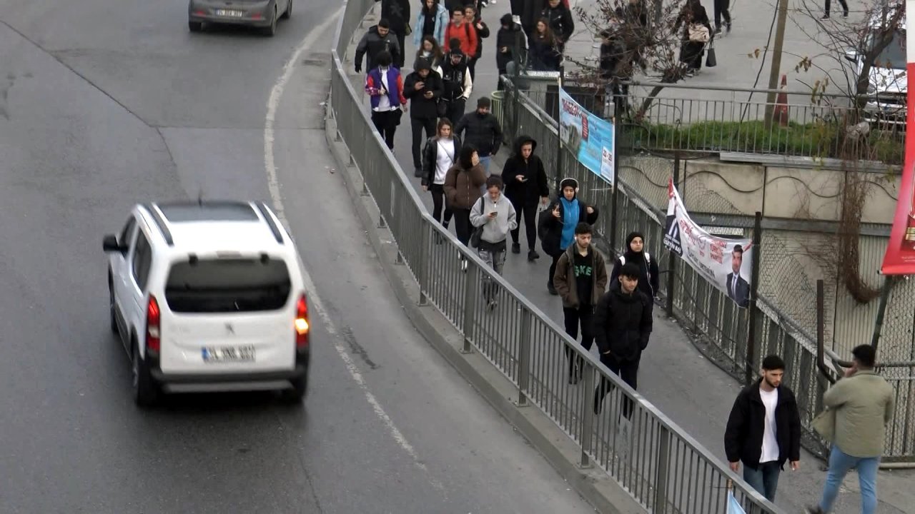 Trafikte şaşkına çeviren görüntü: Sürücü aracı ile kaldırımda ilerledi, yayalara selektör yaktı