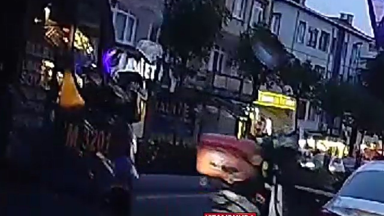 Sürücü bir anda kapıyı açınca motosikletli yere yuvarlandı!