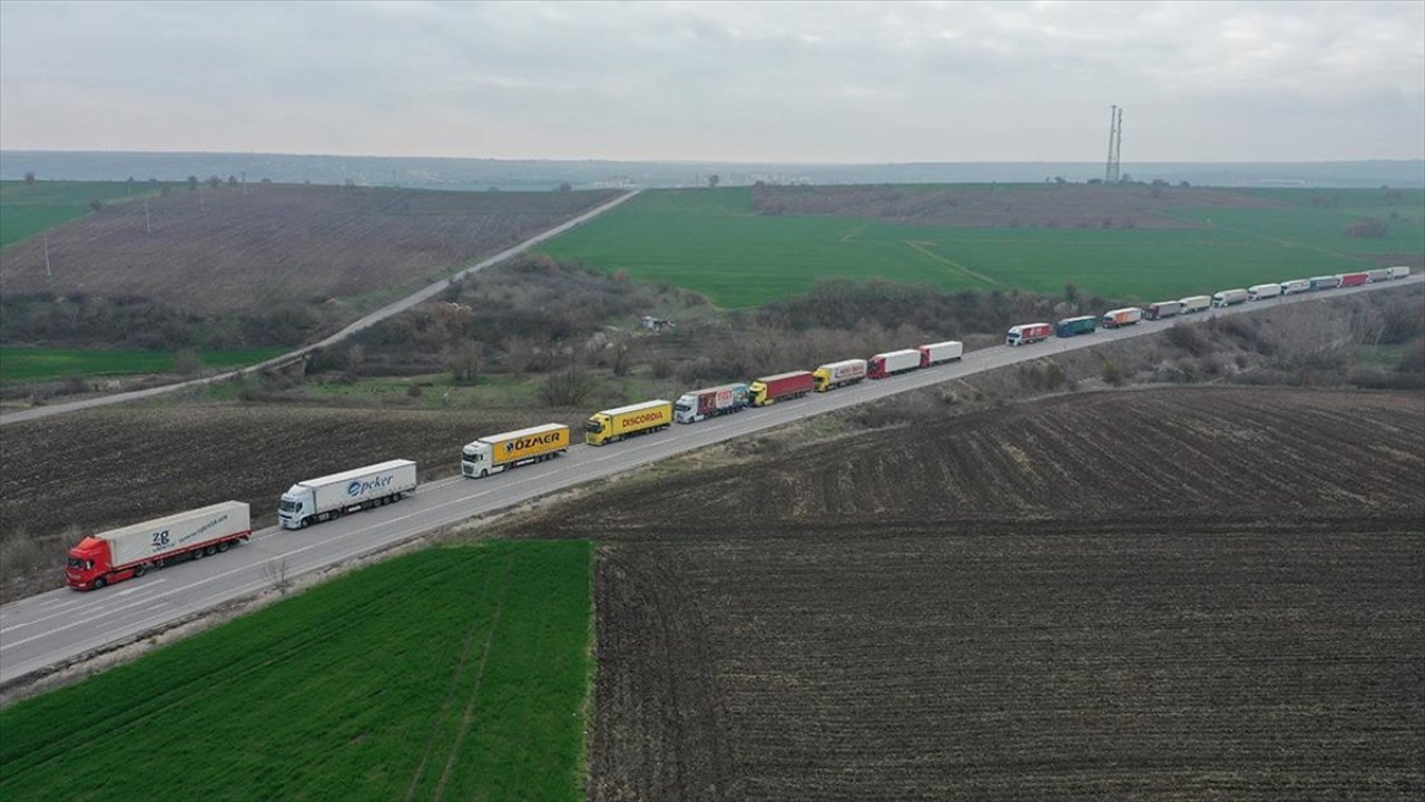 Sınır kapısında kriz! 17 kilometrelik tır kuyruğu oluştu