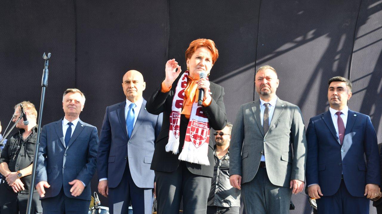 Meral Akşener şarkıcı Ege'nin konserine katıldı, vatandaşlardan oy istedi