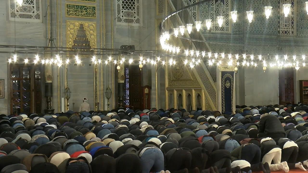 Camilerde ilk teravih namazı için yoğunluk oluştu