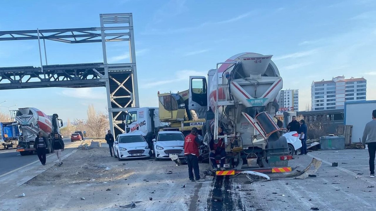 Freni boşalan beton mikseri park halindeki araçları hurdaya çevirdi: O anlar kamerada