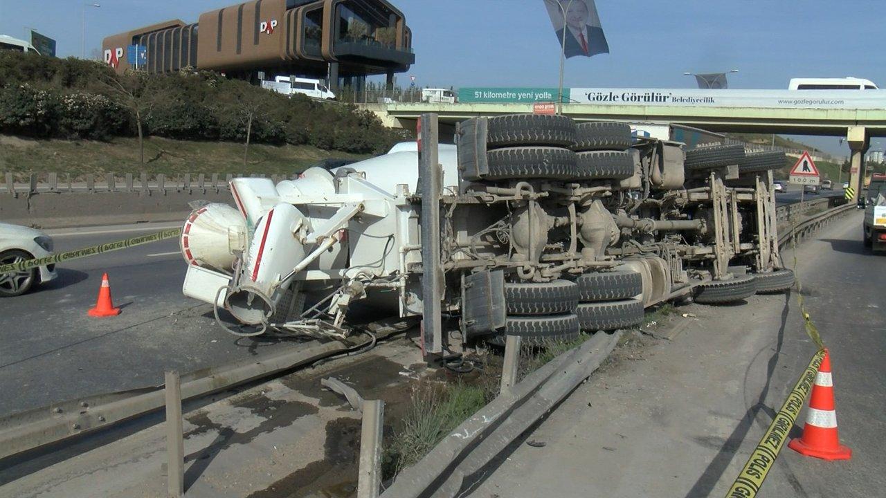 TEM Bağlantı Yolu'nda kaza: Beton mikseri devrildi