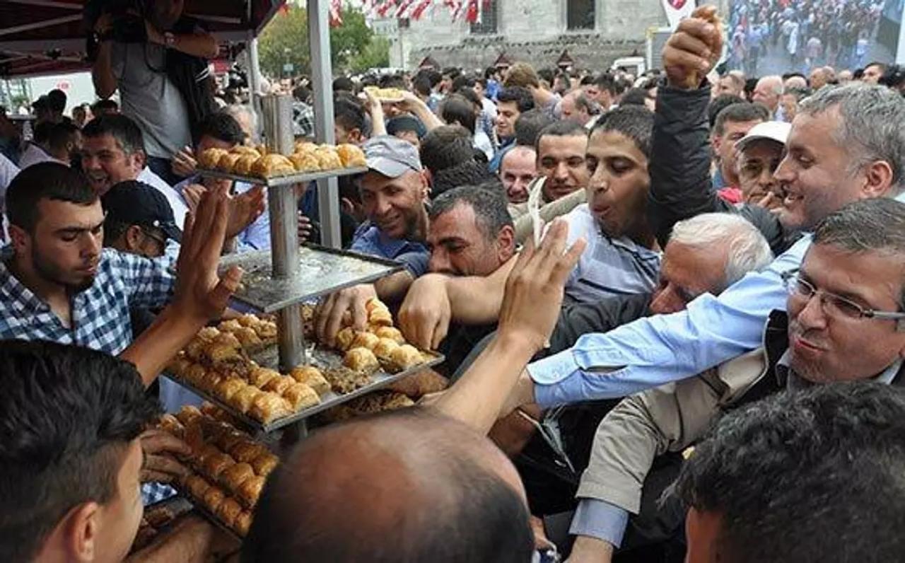 İnsanlara baklava, maymunlara mandalina dağıtılırken iki türün sergilediği performans...