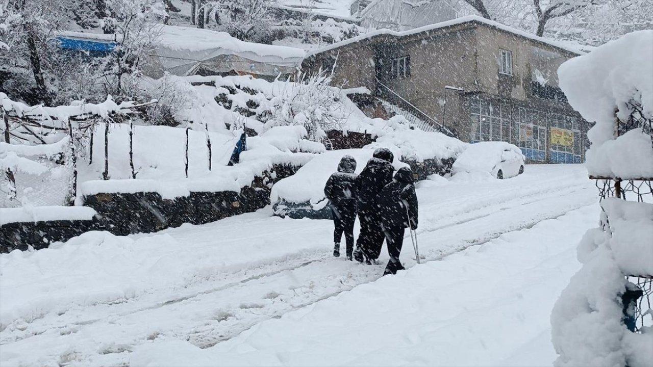 Valilik duyurdu: 2 ilçede eğitime 'olumsuz hava' engeli