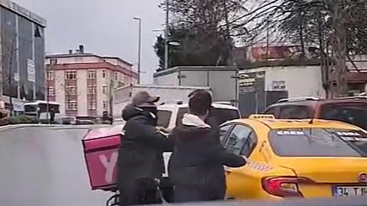 Taksici ile motokurye tekme tokat kavga etti!