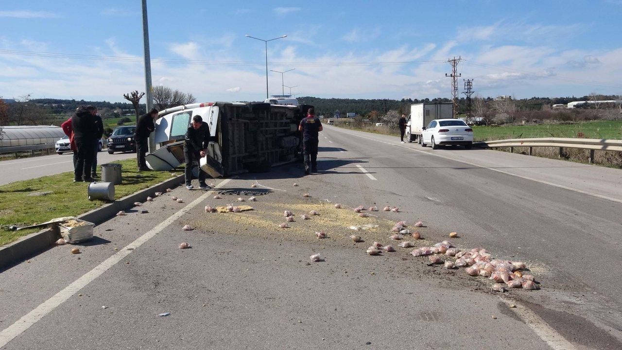 Lastiği patlayan minibüs devrildi, sürücü yaralandı