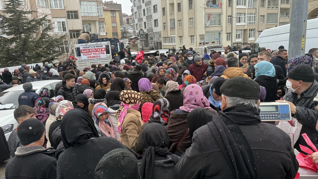 Ramazan yardımından vatandaşlar ezilme tehlikesi geçirdi!