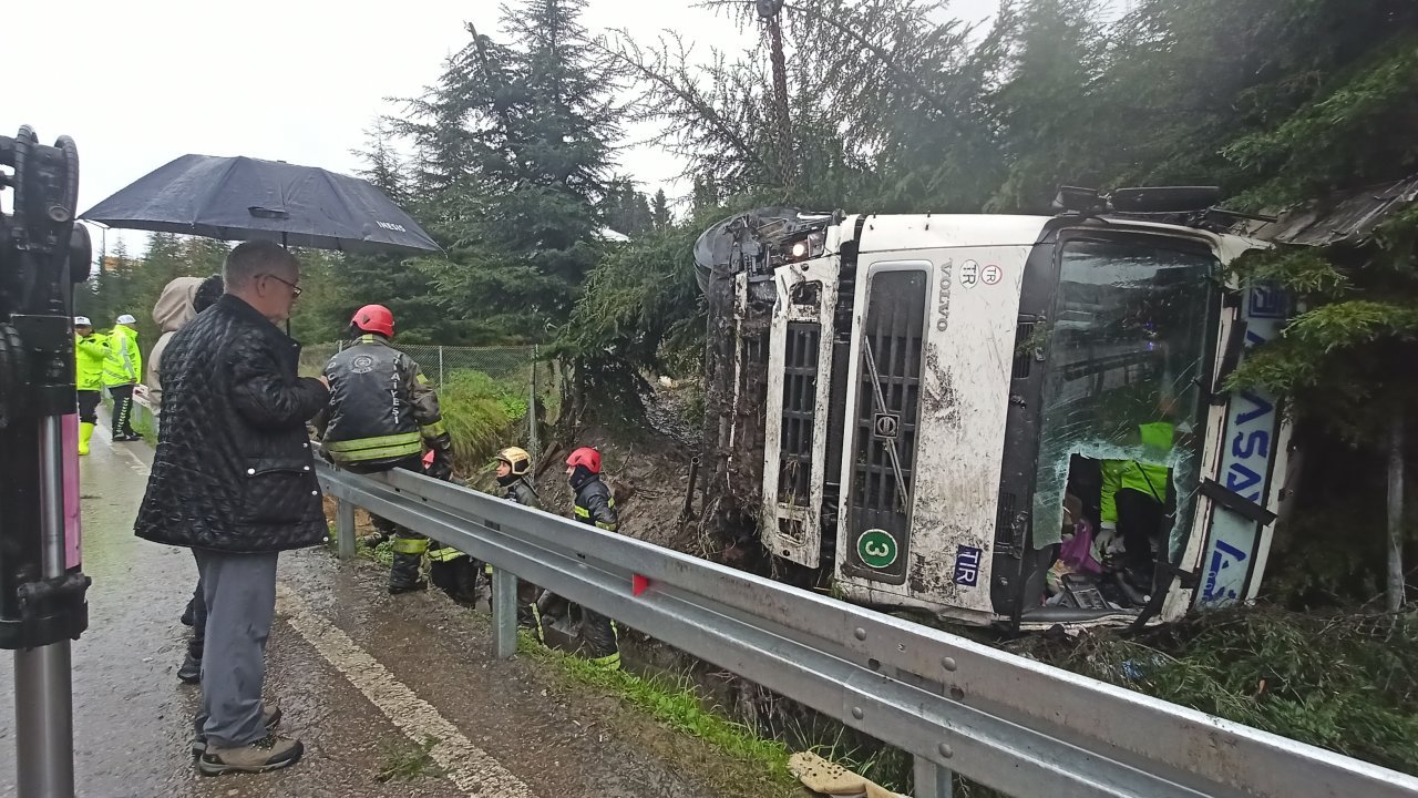 TEM'de, TIR şarampole devrildi: 1 ölü