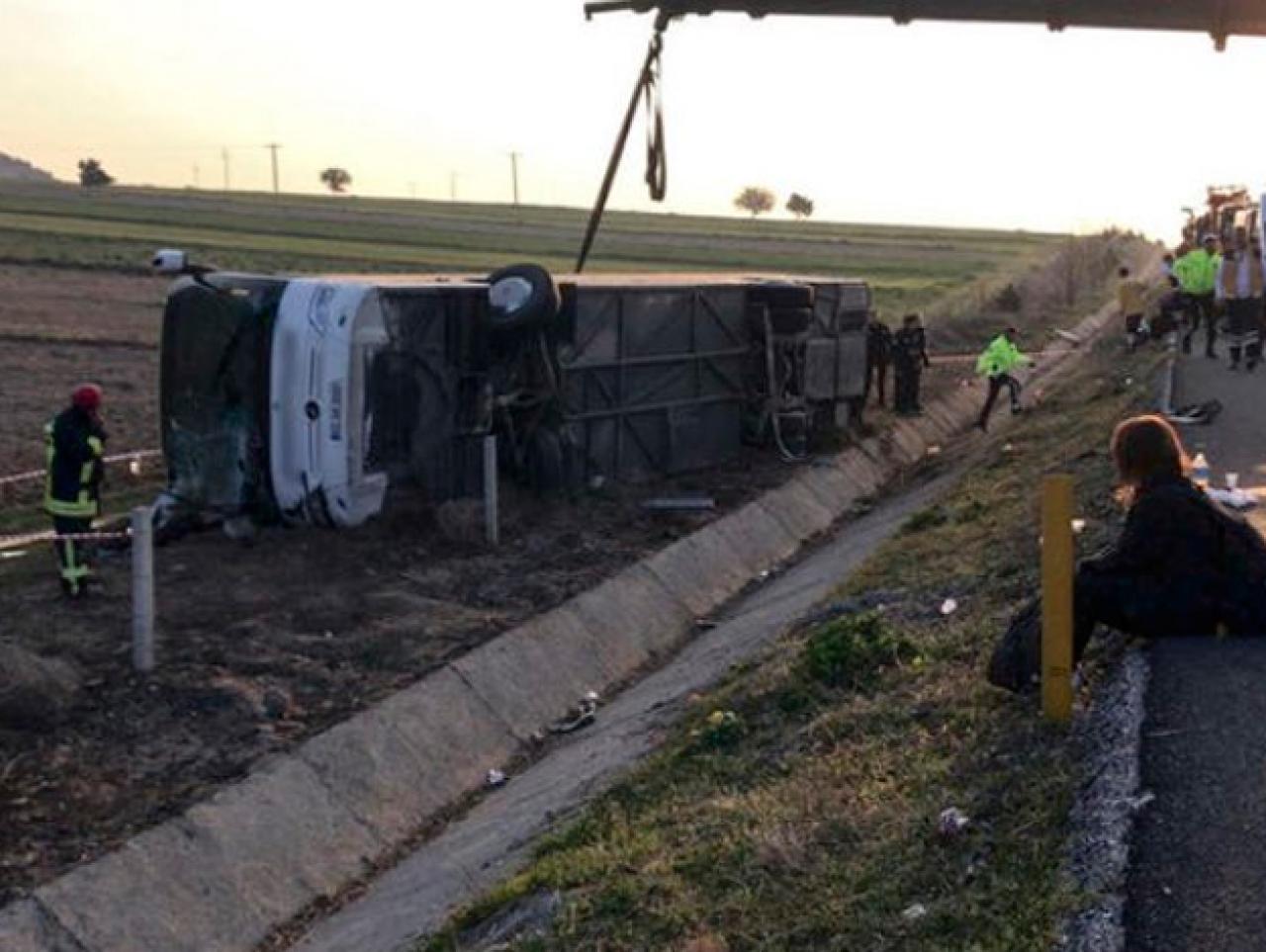 Denizli'nin Çardak ilçesinde otobüs devrildi: 2 ölü, 22 yaralı