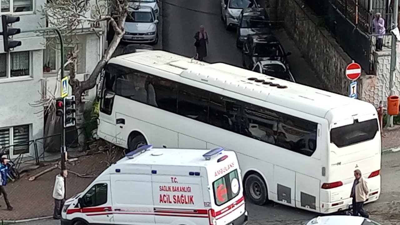 Freni boşalan otobüs korkuluklara çarptı