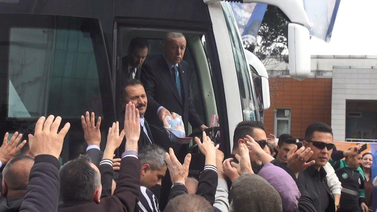 Cumhurbaşkanı Erdoğan, çocuklara oyuncak Togg dağıttı