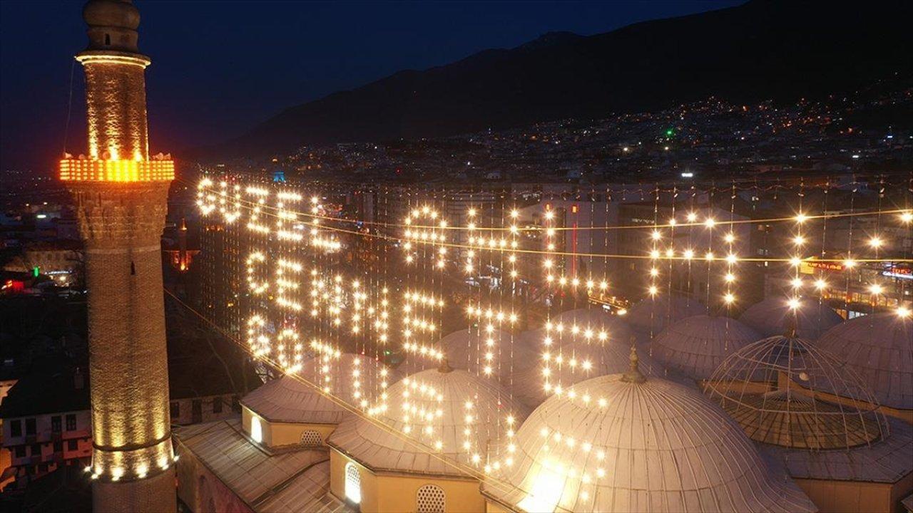 Ulu Cami'ye "Güzel ahlak cennete götürür" mahyası