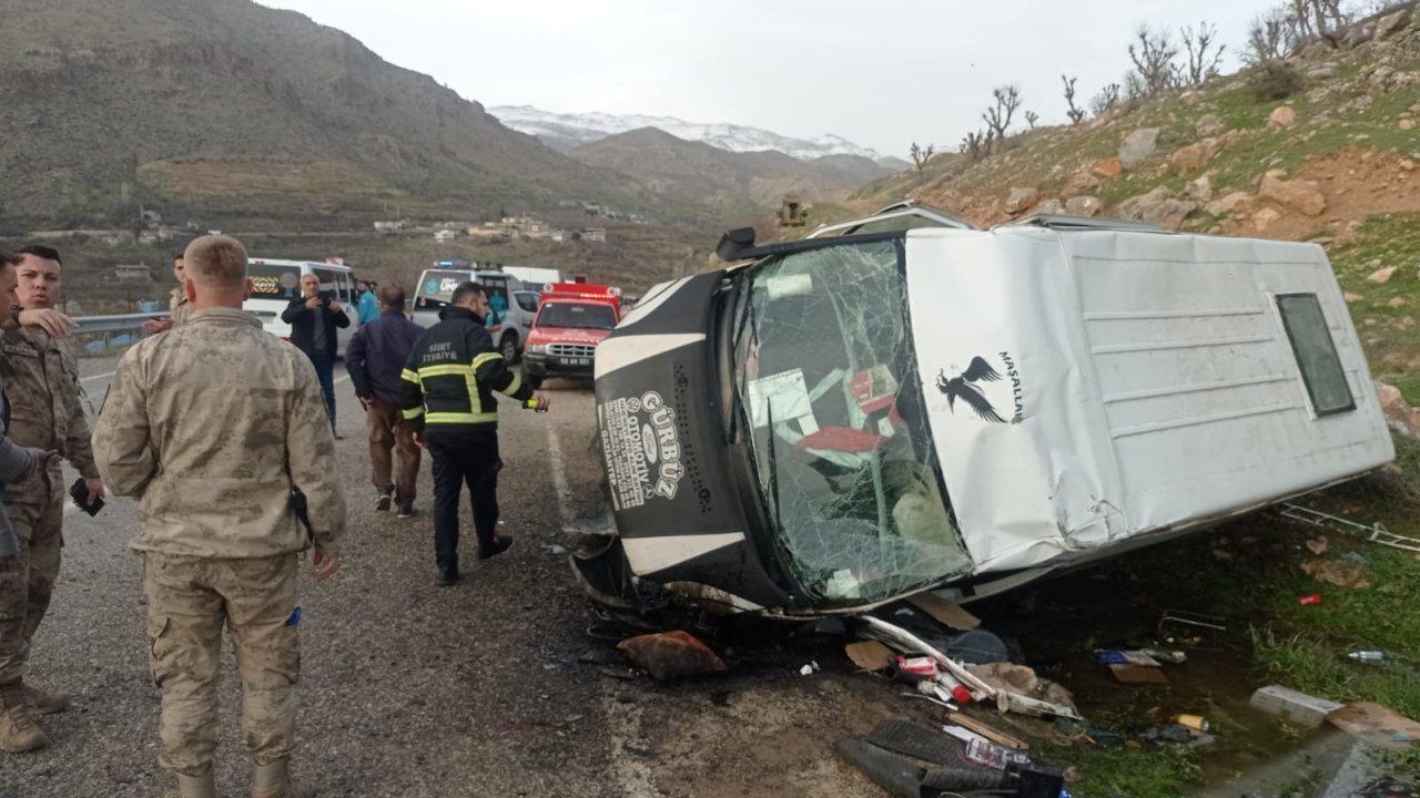 Öğrencileri taşıyan minibüs devrildi: Ölü ve yaralılar var!