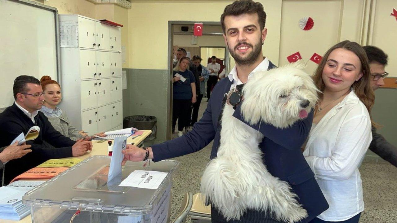 1 hafta önce sahiplendiği köpeği ile oy kullandı