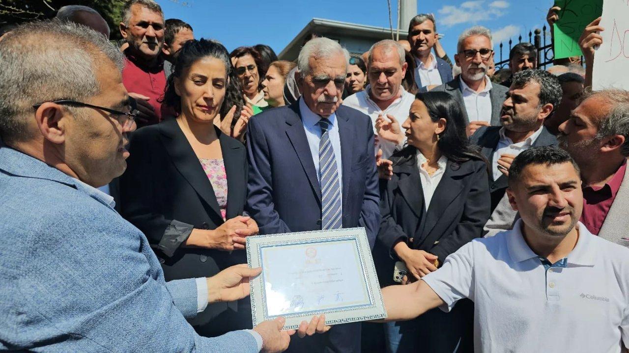 Mardin'de Ahmet Türk mazbatasını aldı, Van için yola çıktı: 'Hukuksuzluk devam ettiği sürece susmayacağız'