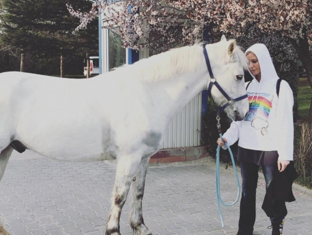 Burcu Çetinkaya'dan radikal karar: Başörtüsünü çıkardı