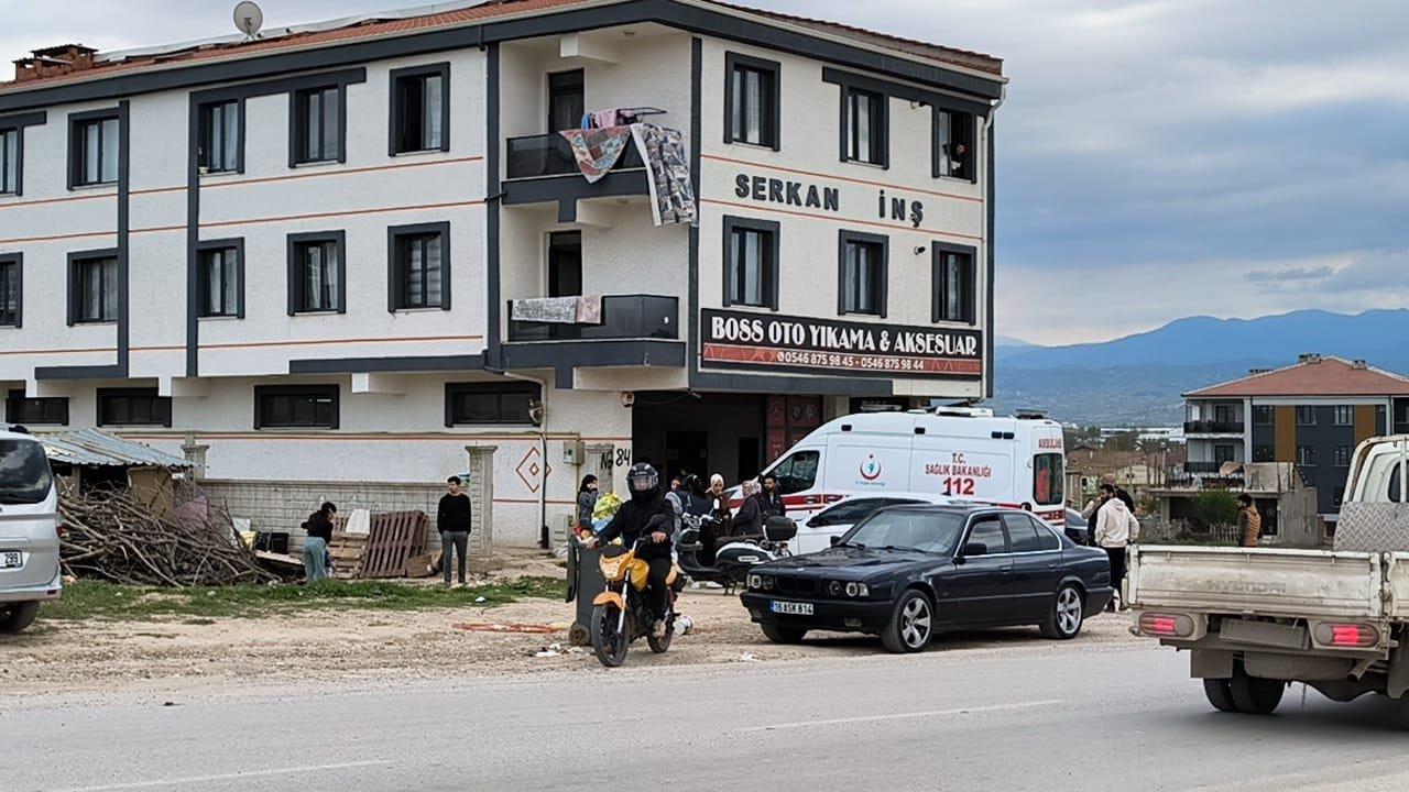 Baba ile 2 oğlu, malzeme çaldığını öne sürdükleri işçilerini darbedip, tabancayla vurdu