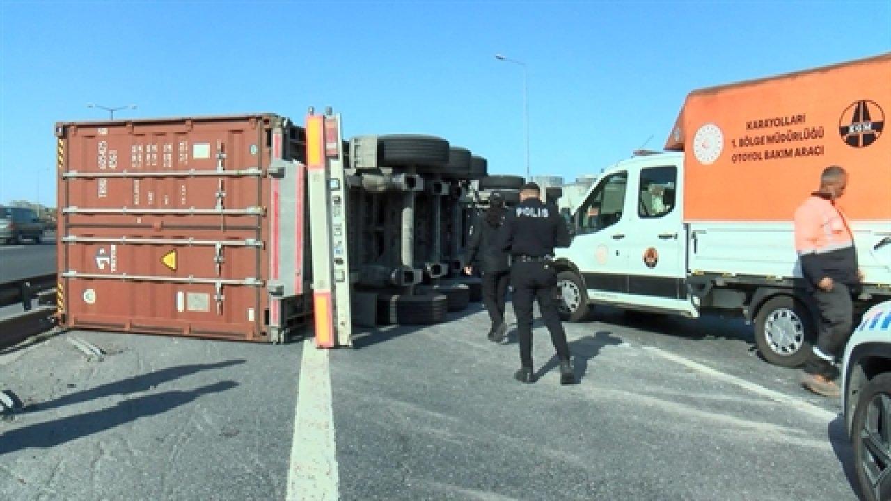 Avcılar'da direksiyon hakimiyetini kaybeden TIR, devrildi