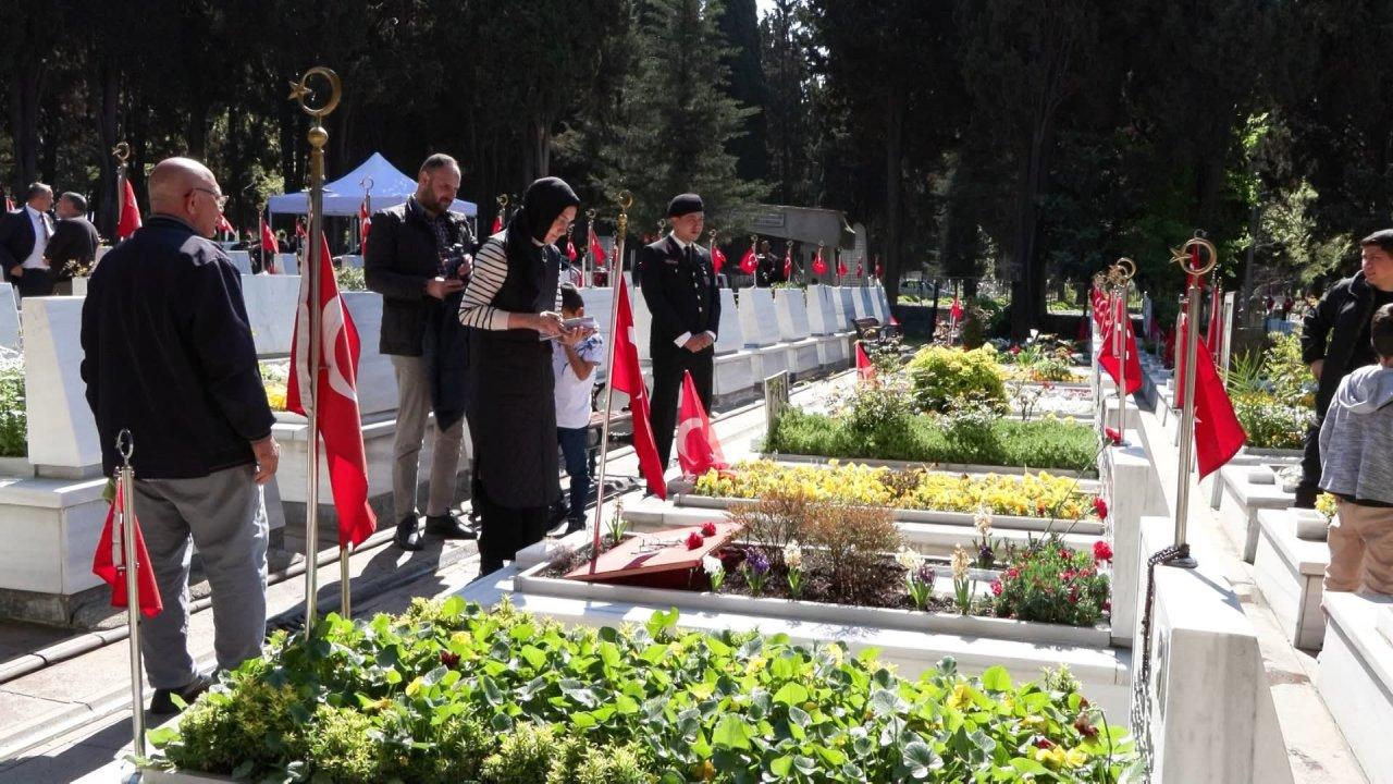 Arife gününde Edirnekapı Şehitliği'nde Ramazan Bayramı yoğunluğu