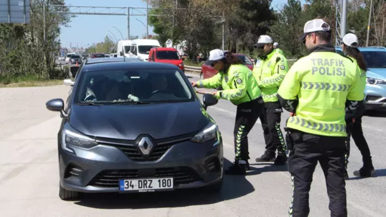 Trafik denetiminde polisten bayram şekeri ikramı