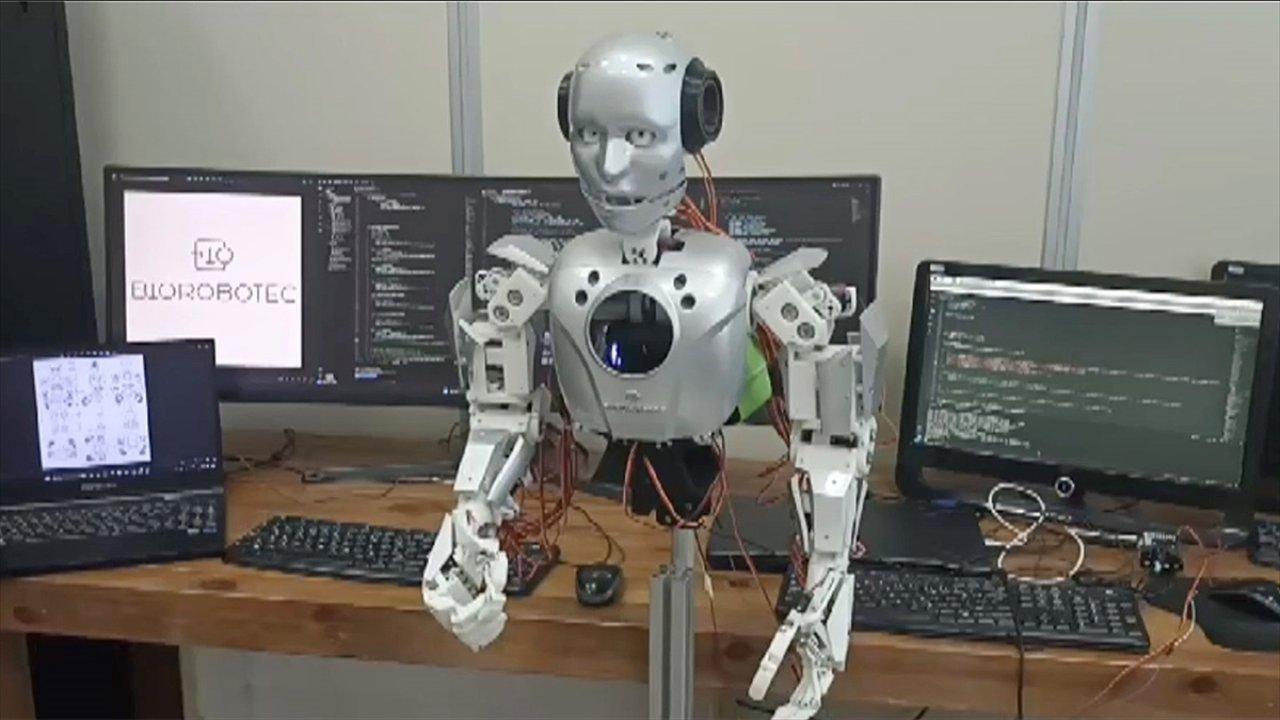 Türk robot "Cuma"dan bayram tebriği!