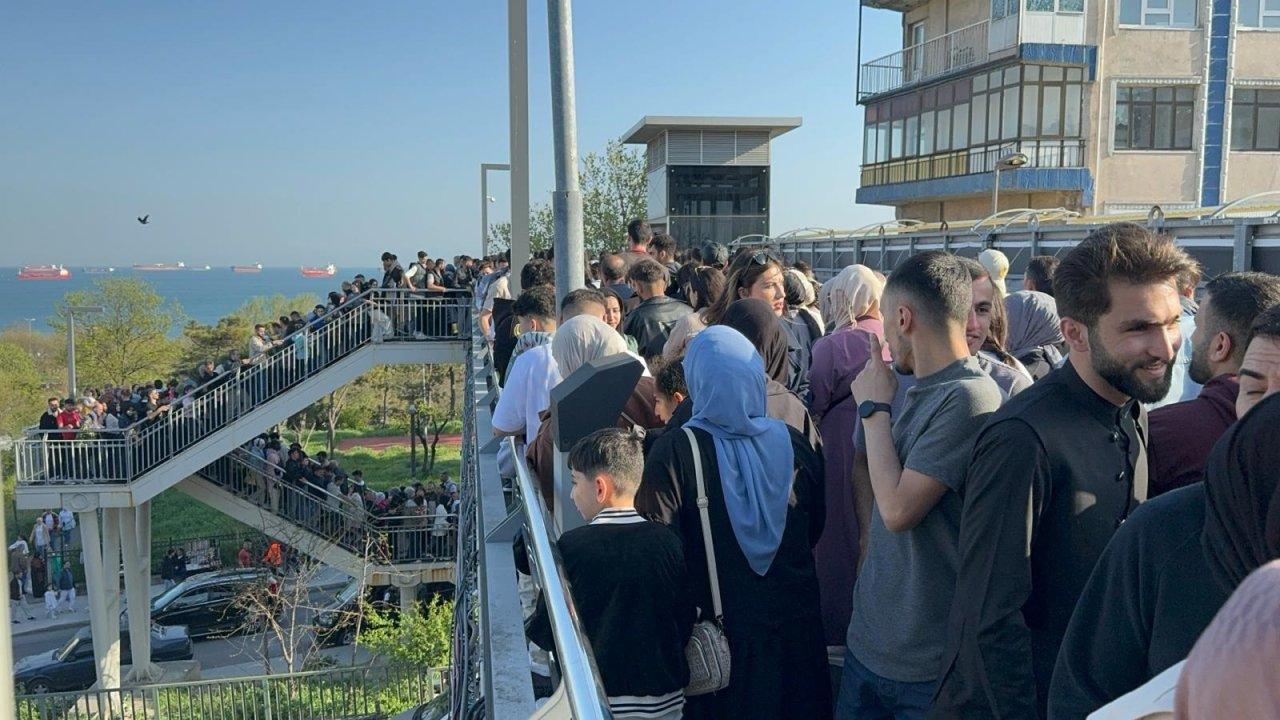 Metrobüs üstgeçidindeki yoğunluk izdihama neden oldu: 'Metropole yakışmayan bir görüntü'