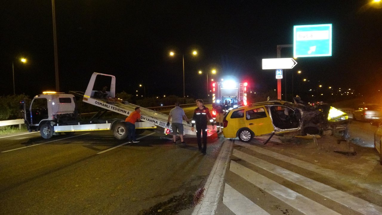 İzmir'de taksi demir bariyerlere çarptı: 1 ölü, 5 yaralı